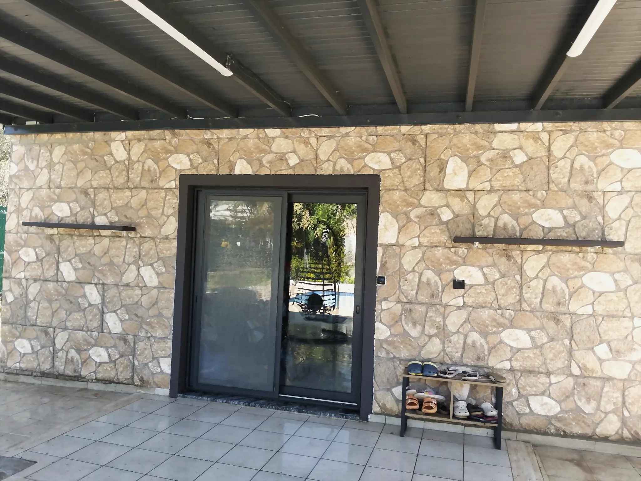 Taş kaplama cephe & sürme kapı